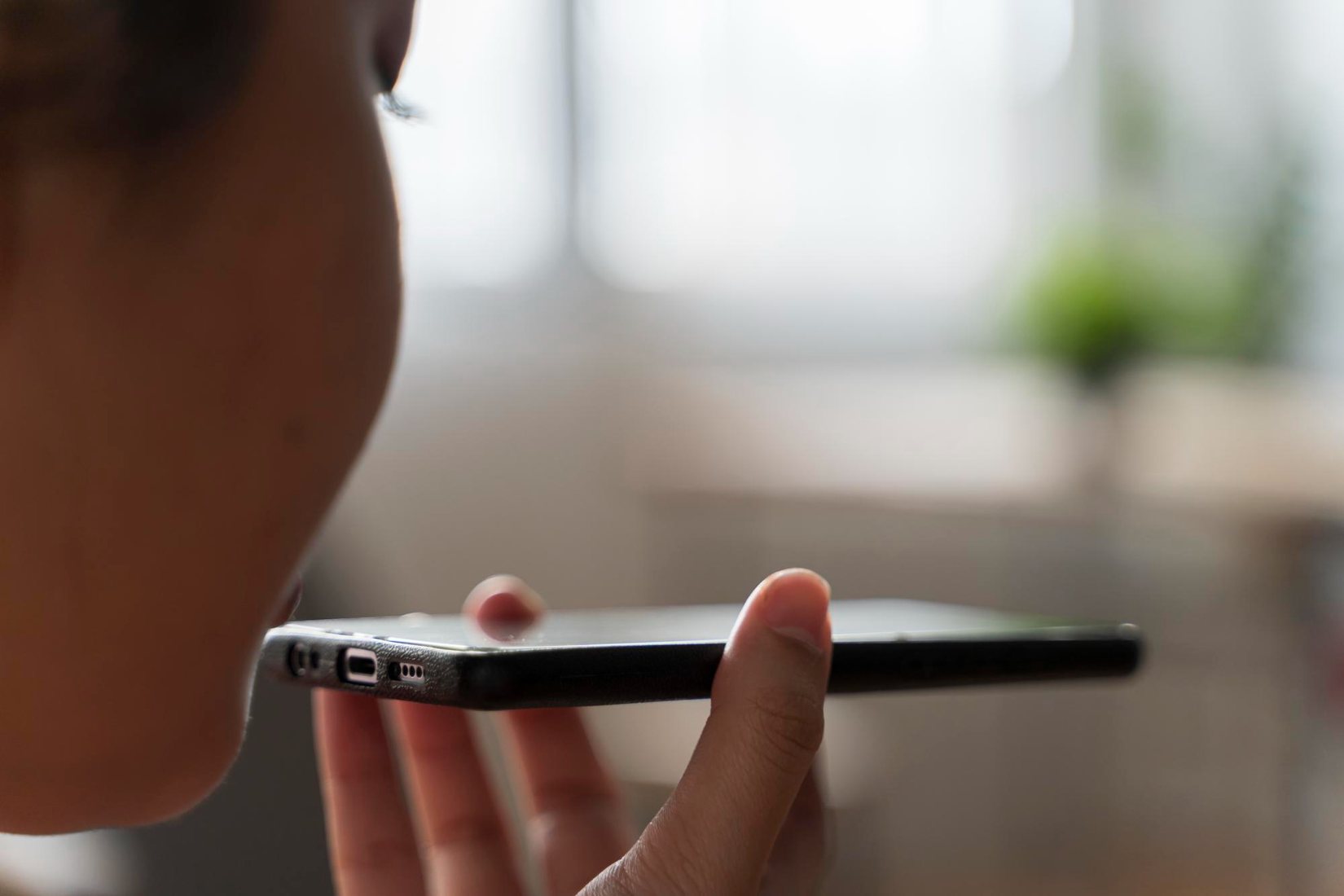 Pessoa utilizando o celular para buscar orientação