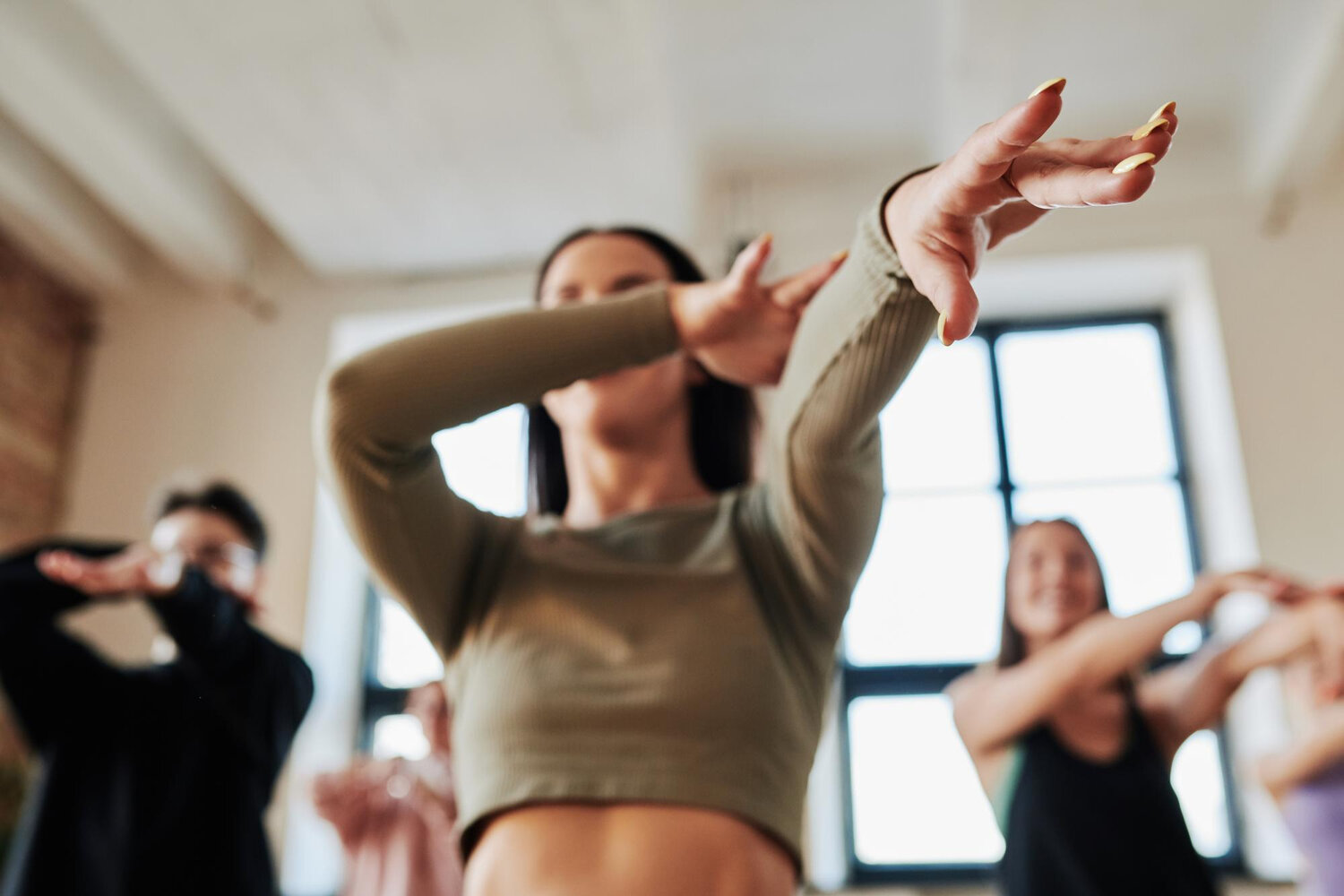 Pessoas fazem uma aula de exercícios em ambiente interno