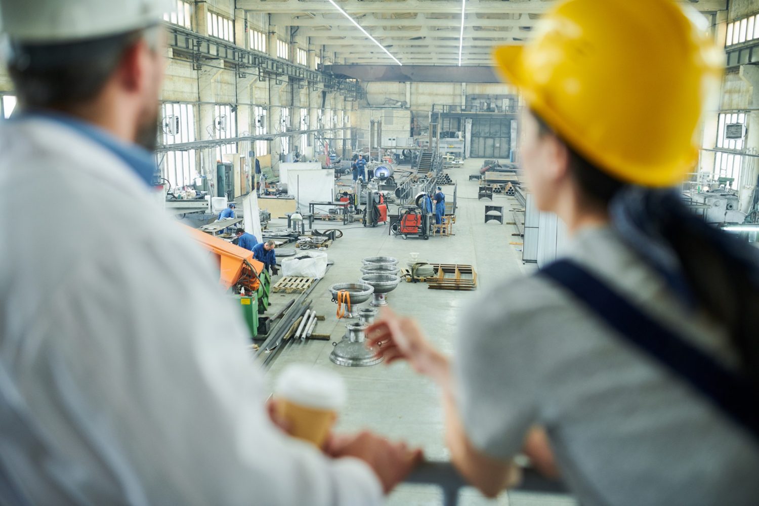 Profissionais observam condições em ambiente industrial