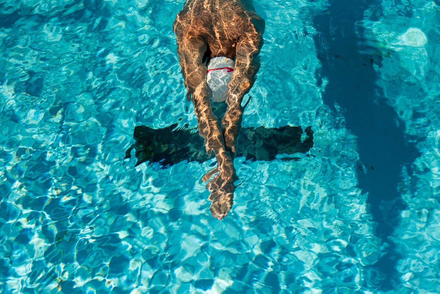 Pessoa nadando em uma piscina